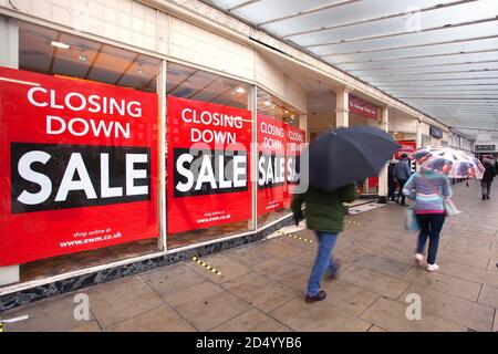 Southport, Merseyside. Royaume-Uni 12 octobre 2020. Malaise commercial : crise des affaires Covid avec la fermeture des affaires à Southport et l'extension des restrictions gouvernementales aux régions de Merseyside et de Sefton dans le nord-ouest de l'Angleterre. La pression exercée sur les détaillants comme Scottish Woolen Mill, par le ralentissement des dépenses, se traduit par des ventes au détail qui sont en recul. Le géant de la mode de High Street, Edinburgh Woolen Mill Group, est sur le point de s'effondrer après qu'il a déposé un avis de nomination d'administrateurs, affectant environ 24,000 travailleurs. Crédit; MediaWorldImages/AlamyLiveNews Banque D'Images