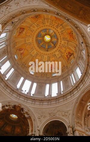 Vue sur la coupole décorée à l'intérieur de la cathédrale de Berlin, Allemagne Banque D'Images