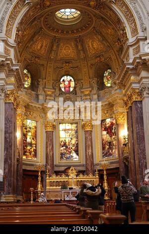 Vue sur l'intérieur et l'autel de la cathédrale de Berlin, Allemagne Banque D'Images