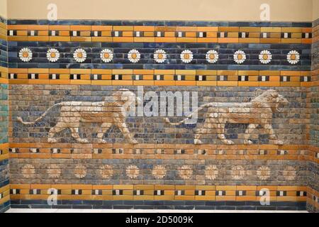 Lions, détail de la porte d'Ishtar, Musée de Pergame, Berlin, Allemagne Banque D'Images