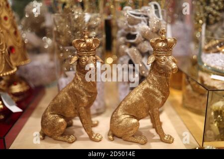 Décorations pour arbres de Noël exposées lors du lancement de la boutique de Noël Selfridges dans le magasin phare d'Oxford Street, Londres. Le thème de cette année a été dévoilé comme une fois lors D'un Noël. Banque D'Images