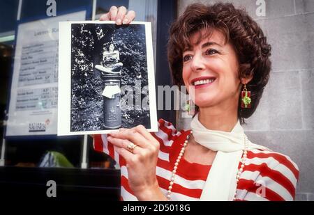 Maureen Lipman lors d'une conférence de presse au bureau de poste de Muswell Hill dans les années 1990. Lipman a été un militant féroce pour sauver le bureau de poste de Muswell Hill de la privatisation de la porte dérobée. Banque D'Images