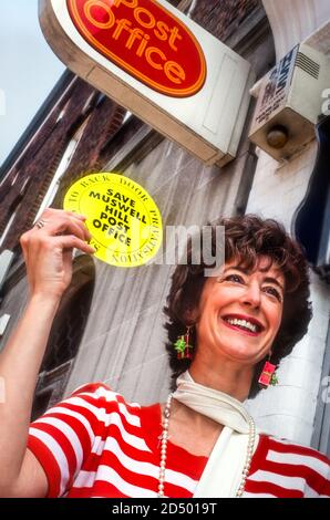 Maureen Lipman lors d'une conférence de presse au bureau de poste de Muswell Hill dans les années 1990. Lipman a été un militant féroce pour sauver le bureau de poste de Muswell Hill de la privatisation de la porte dérobée. Banque D'Images