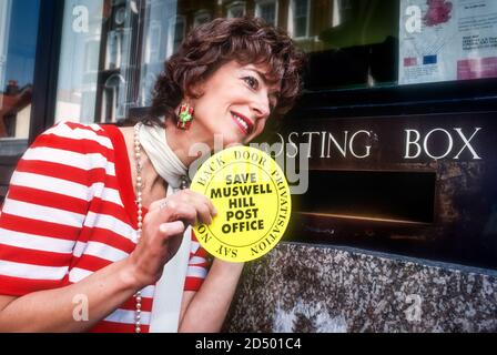 Maureen Lipman lors d'une conférence de presse au bureau de poste de Muswell Hill dans les années 1990. Lipman a été un militant féroce pour sauver le bureau de poste de Muswell Hill de la privatisation de la porte dérobée. Banque D'Images