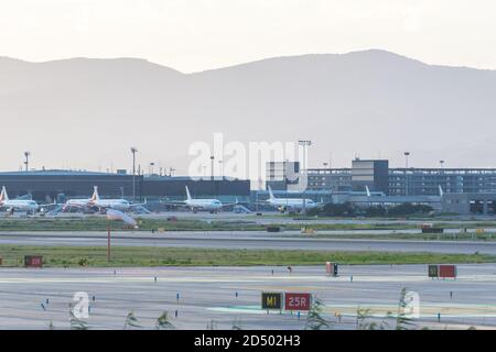 BARCELONE, ESPAGNE - 26 septembre 2020 : un Airbus A320 de Ryanair part de Barcelone le 26 septembre 2020. Vueling est une compagnie aérienne espagnole à bas prix Banque D'Images