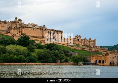 Jaipur, Rajasthan, Inde, 7 septembre 2020 : passerelle finement sculptée Amer fort Palace avec lac maota et nuages dans le ciel cliqués pendant la mousson Banque D'Images