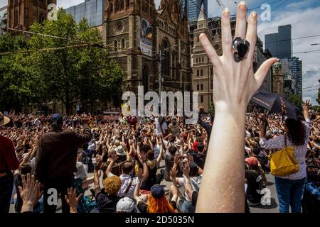 Melbourne, Australie. 26 janvier 2020. Des manifestants se rassemblent à Flinders Street pendant la manifestation.des milliers de personnes ont envahi les rues de Melbourne pour protester contre la célébration nationale de la Journée australienne. Connu pour les peuples autochtones sous le nom de « jour de l'invasion », le 26 janvier est le jour où l'Australie a été officiellement colonisée en 1788, et a été une journée nationale de célébration et de fête publique depuis 1994. Crédit : Diego Fedele/SOPA Images/ZUMA Wire/Alamy Live News Banque D'Images