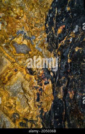 Fluorite jaune, baryte et galène (minerai de plomb) avec de gros hurlements à droite de l'ancienne caserne de plomb dans une ancienne mine de plomb dans le Derbyshire. Banque D'Images