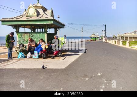 Les buveurs et les sans-abri sont assis dans un abri de plage à proximité north Pier Blackpool Banque D'Images