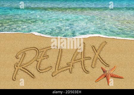 Mot relax écrit sur la plage Banque D'Images