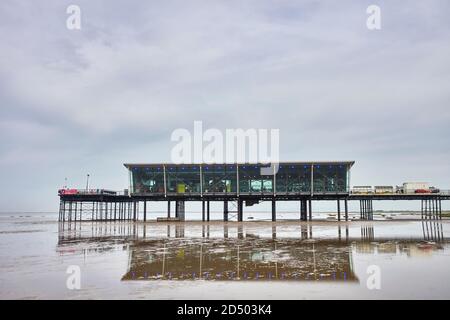 La fin de la jetée de Southport avec pavillon, café et divertissements Banque D'Images