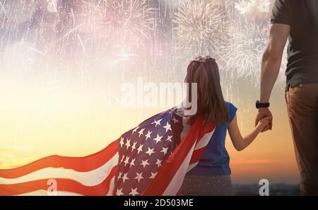 Vacances patriotiques. Enfant assis sur les épaules de son père et tenant le drapeau des États-Unis. L'Amérique fête le 4 juillet. Banque D'Images