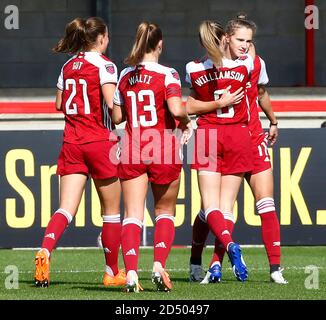 CRAWLEY, ANGLETERRE - OCTOBRE 11: Vivianne Miedema d'Arsenal célèbre son but lors du match Barclays FA femmes Super League entre Brighton et Hove Banque D'Images