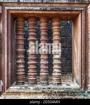 Art de balbuster asiatique antique sur cadre de fenêtre de Banteay Srei ou Banteay Srey temple sites angkoriens au Cambodge. Banque D'Images