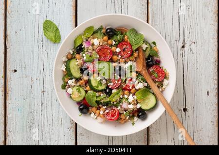 Salade végétarienne tomates, concombres, pois chiches, olives, herbes, fromage cottage, vue sur le dessus Banque D'Images