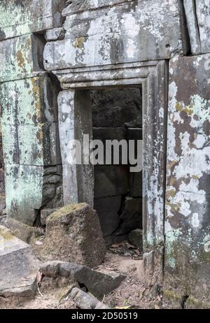 Temple hindou de Prasat Krahom dans les ruines antiques de la porte de Koh Ker. Paysage archéologique de Koh Ker, nord-ouest du Cambodge. Mousse sur la brique de pierre sandston Banque D'Images