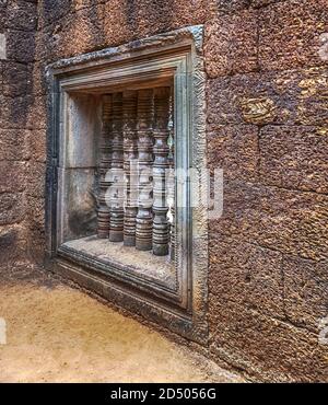 Banteay Srei art de l'ancien balbuster asiatique sur cadre de fenêtre ou temple Banteay Srey sites angkoriens au Cambodge. Banque D'Images