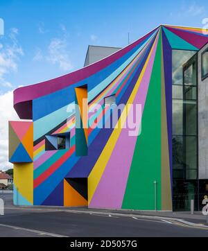 Galerie d'art Toor à Eastbourne. Le bâtiment est couvert d'une œuvre d'art géométrique colorée, appelée Dance Diagonal par l'artiste allemand Lothar Götz. Banque D'Images