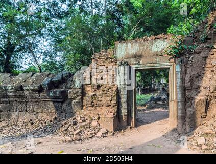 Porte Prasat Krahom ruines anciennes briques rouges Temple hindou à Koh Ker. Mousse sur la pierre brique grès laterite blocs archéologiques Paysage de Banque D'Images