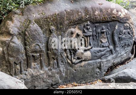 Seigneur Vishnu dans une posture couchée sur le Dieu serpent Ananta, avec la déesse Lakshmi à ses pieds et le Seigneur Brahma sur un lotus Petal Kbal Spean River Banque D'Images