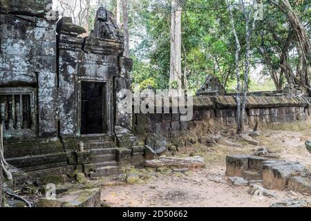 Prasat Krahom briques rouges porte anciennes ruines Temple hindou à Koh Ker. Mousse sur la pierre brique grès laterite blocs archéologiques Paysage de Banque D'Images