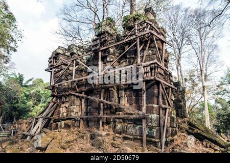 Prasat Krahom briques rouges Temple hindou à Koh Ker. La mousse sur la pierre brique grès laterite blocs archéologiques paysage de Koh Ker, Northwest Cam Banque D'Images