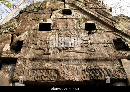 Prasat Krahom briques rouges Temple hindou à Koh Ker. La mousse sur la pierre brique grès laterite blocs archéologiques paysage de Koh Ker, Northwest Cam Banque D'Images