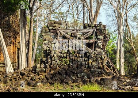 Le temple hindou de Prasat Krahom à Koh Ker Fence ruine la jungle des arbres. Paysage archéologique de Koh Ker, nord-ouest du Cambodge. Mousse sur le grès de brique de pierre Banque D'Images