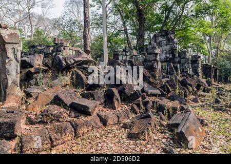 Prasat Krahom briques rouges Temple hindou à Koh Ker. La mousse sur la pierre brique grès laterite blocs archéologiques paysage de Koh Ker, Northwest Cam Banque D'Images