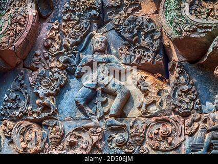 Architecture khmère sculptures détaillées sur les murs de calcaire rose de Temple de Banteay Srei près d'Angkor wat Siem Reap Cambodge Banque D'Images