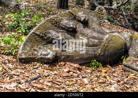 Art asiatique statue de Naga antique style khmer monté. Protection Roi serpent Naga des ruines Temple Beng Mealea, Angkor Wat, Cambodge Banque D'Images