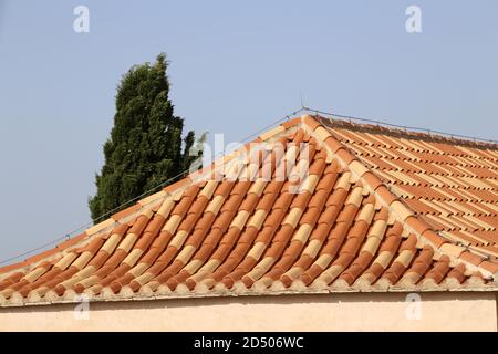 Gros plan d'une maison avec tuiles rouges sur son toit toit Banque D'Images