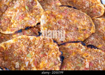 Délicieux plats traditionnels turcs ; Lahmacun (pizza turque). Lahmacun fait maison pendant le maintien Banque D'Images