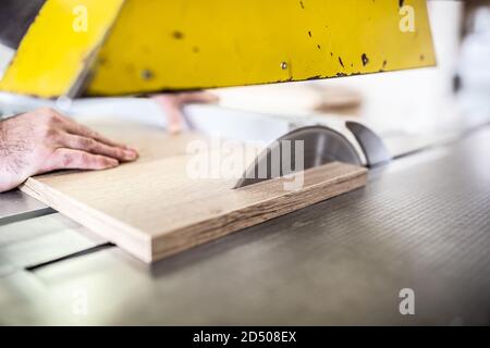 Travaillez dans un atelier de menuiserie par une scie circulaire Banque D'Images