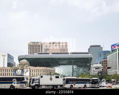 Séoul, Corée du Sud - ancien et nouveau bâtiment de l'hôtel de ville de Séoul. Des bus de police stationnés autour de la place de Séoul pour empêcher des manifestations anti-gouvernementales massives. Banque D'Images