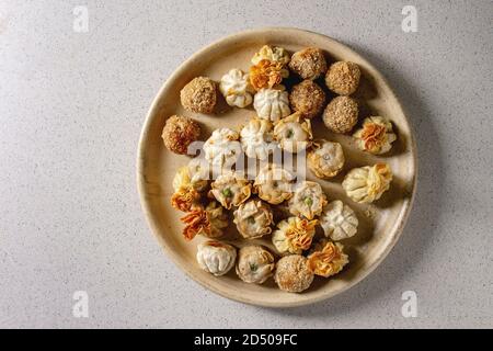 Les Gyozas dim sum dumplings frits asiatique partie de mettre dans une plaque en céramique sur gray background. Mise à plat, de l'espace Banque D'Images