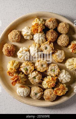 Les Gyozas dim sum dumplings frits asiatique partie de mettre dans une plaque en céramique sur gray background. Télévision lay, Close up Banque D'Images