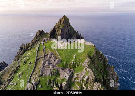 Monastère et cabanes de ruches, Skellig Michael, partie des rochers de Skellig, comté de Kerry, Irlande Banque D'Images