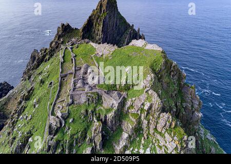 Monastère et cabanes de ruches, Skellig Michael, partie des rochers de Skellig, comté de Kerry, Irlande Banque D'Images