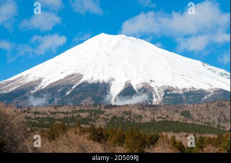 Belle vue sur le Mont Fuji neige couverte en hiver avec ciel bleu et nuages blancs. Photo prise du parking de Nishiusuzuka, Awakura, Japon. Banque D'Images