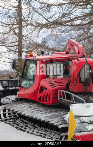 Ratrack moderne rouge pour chats de neige avec chasse-neige préparation de la machine de toilettage Piste de ski colline à la station de ski alpin d'hiver Cortina d'Ampezzo à Ital Banque D'Images