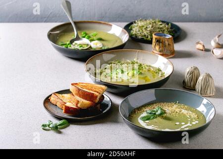 Variété de légumes vert asperges, brocoli, pois et décoré par les verts, légumes, œufs de caille, crème, huile d'olive, de bols de céramique plus de Gray Banque D'Images