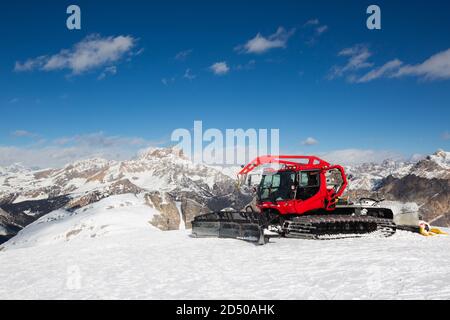 Ratrack moderne rouge pour chats de neige avec chasse-neige préparation de la machine de toilettage Piste de ski colline à la station de ski alpin d'hiver Cortina d'Ampezzo à Ital Banque D'Images