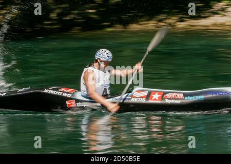Un kayakiste indetifié navigue son kayak à travers l'eau vive de la rivière una près de Bihac, Bosnie 17, mai 2007. Banque D'Images