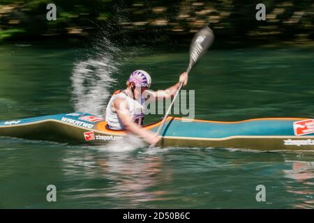 Un kayakiste indetifié navigue son kayak à travers l'eau vive de la rivière una près de Bihac, Bosnie 17, mai 2007. Banque D'Images