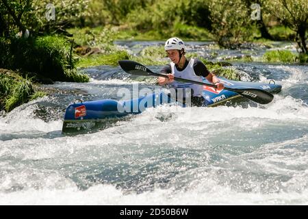 Un kayakiste indetifié navigue son kayak à travers l'eau vive de la rivière una près de Bihac, Bosnie 17, mai 2007. Banque D'Images