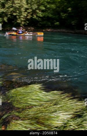 Un kayakiste indetifié navigue son kayak à travers l'eau vive de la rivière una près de Bihac, Bosnie 17, mai 2007. Banque D'Images