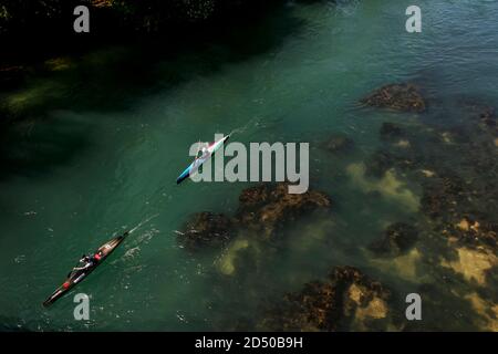 Un kayakiste indetifié navigue son kayak à travers l'eau vive de la rivière una près de Bihac, Bosnie 17, mai 2007. Banque D'Images