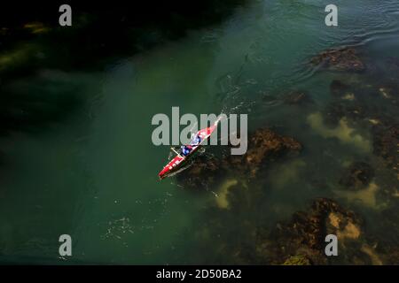 Un kayakiste indetifié navigue son kayak à travers l'eau vive de la rivière una près de Bihac, Bosnie 17, mai 2007. Banque D'Images