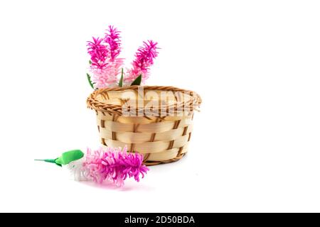 Magnifique petit panier en osier avec fleurs décoratives, belle composition récolte de bore Banque D'Images
